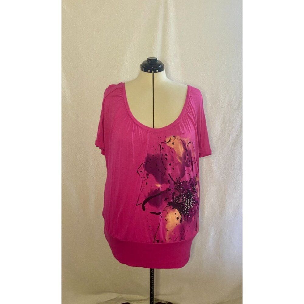 Lane Byrant hot pink graphic top with scoop neckline and short sleeves. 18/20